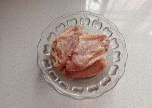 准备适量鸡翅；