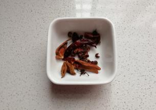 再准备少许花椒，干红辣椒，八角，桂皮洗净备用；