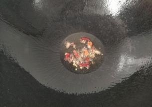锅中入适量油，放入所有香料小火煸香；