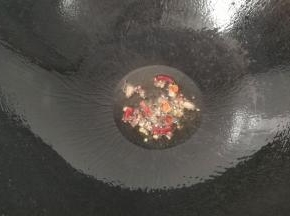锅中入适量油，放入所有香料小火煸香；