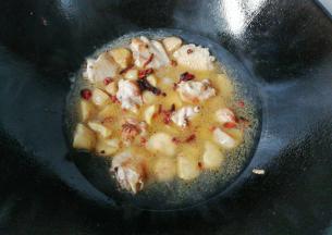 加入适量清水，水淹过食材；