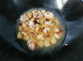 加入适量清水，水淹过食材；