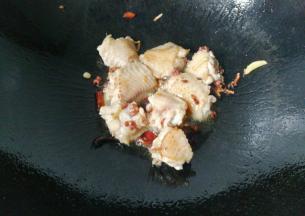 再下入鸡翅煎至两面微黄出油；