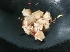 再下入鸡翅煎至两面微黄出油；