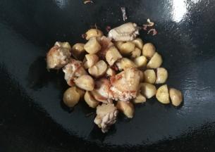 然后加入栗子仁；