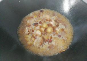 大火烧开后，调入少许盐和红烧酱油转中小火继续烧煮；