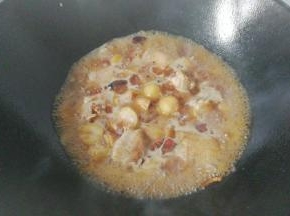 大火烧开后，调入少许盐和红烧酱油转中小火继续烧煮；