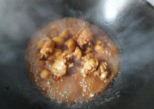 烧至汤汁浓稠时，再调入适量醋，胡椒粉和鸡精翻拌均匀；