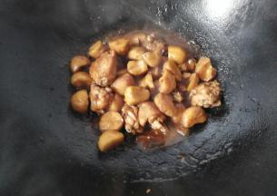 烧至汤汁浓稠时，再调入适量醋，胡椒粉和鸡精翻拌均匀；