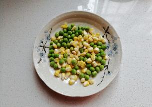 先准备适量玉米粒和甜豆；