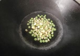 然后锅中放适量水烧开，水开后放入玉米粒和甜豆焯水，焯好后捞起沥干备用；