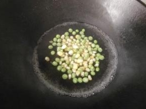 然后锅中放适量水烧开，水开后放入玉米粒和甜豆焯水，焯好后捞起沥干备用；