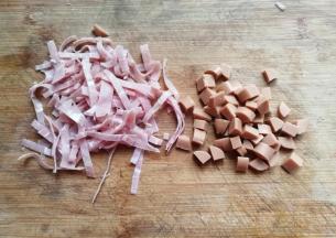 再准备适量火腿和火腿片分别切细丁和细丝备用；