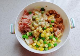 再放入适量自己喜欢的沙拉酱；