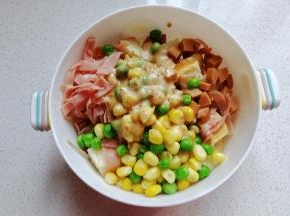 再放入适量自己喜欢的沙拉酱；