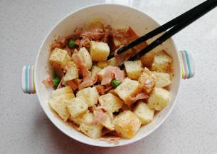 把沙拉酱和所有材料翻拌均匀；