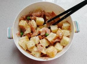 把沙拉酱和所有材料翻拌均匀；