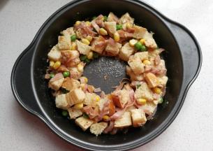 然后倒入烤盘中，把它们围成一个圆卷；