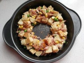 然后倒入烤盘中，把它们围成一个圆卷；