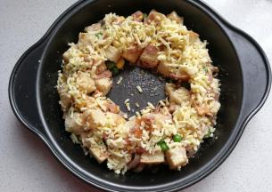 再撒上适量芝士碎；