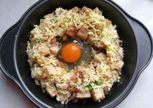 再在中间打入一个鸡蛋，放入预热好的烤箱中层上下火200度烤8分钟即好；