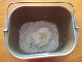 将黄油以上的材料全部放入面包机，和面20分钟