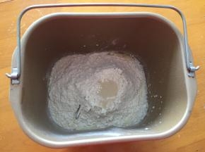 将黄油以上的材料全部放入面包机，和面20分钟