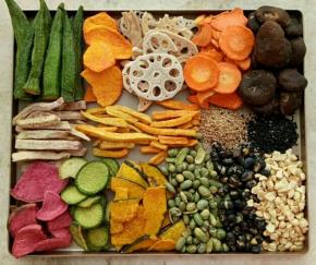 准备材料。蔬菜干太大的掰成小块。