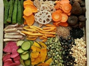 准备材料。蔬菜干太大的掰成小块。