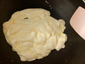 把棉花糖炒化与黄油混合均匀。