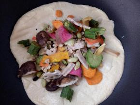 放入蔬菜干和坚果，翻拌让棉花糖均匀的包裹住它们