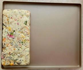 放入阳晨长方形牛轧糖烤盘里整形。