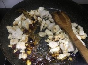 倒入鸡胸肉