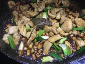 倒入调治好的油醋汁，煮开，加入蒜白、花生米，加盖焖煮几分钟