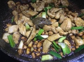 倒入调治好的油醋汁，煮开，加入蒜白、花生米，加盖焖煮几分钟