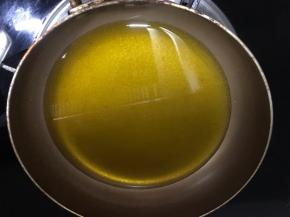 锅烧热，锅里倒两大勺油，冷油倒入花生米