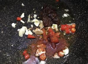 锅洗净擦干，倒少许油，加入干红椒、大蒜、香叶、豆瓣酱，小火煸炒出红油