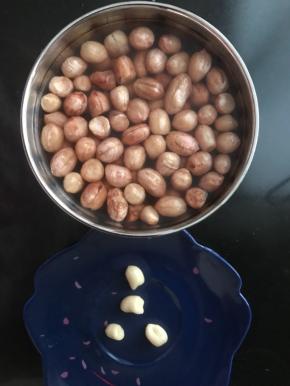 花生米用滚水烫一下，剥去外皮