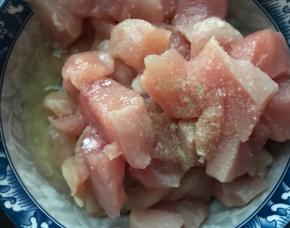 鸡胸肉用料酒、盐，白胡椒粉、蛋清抓匀，腌制半小时