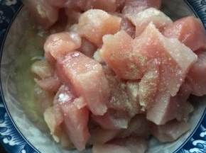 鸡胸肉用料酒、盐，白胡椒粉、蛋清抓匀，腌制半小时