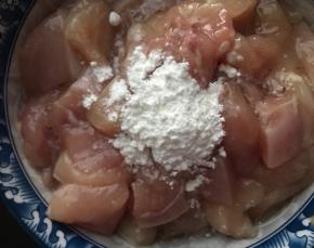 再加点干淀粉抓匀