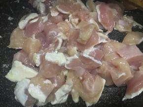 倒入鸡胸肉炒到发白