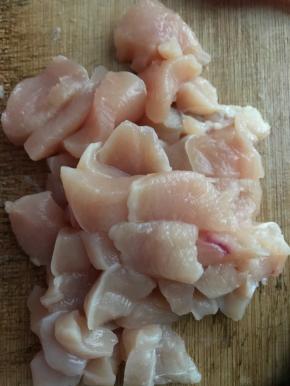 鸡胸肉切小块