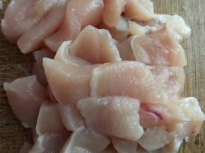鸡胸肉切小块