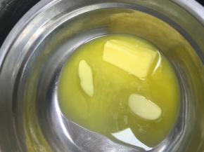 黄油隔水融化化成液体，放在一边备用