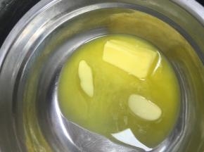 黄油隔水融化化成液体，放在一边备用