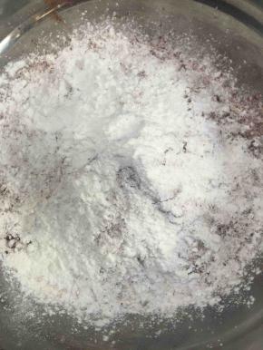 低粉，可可粉，玉米淀粉过筛，拌匀