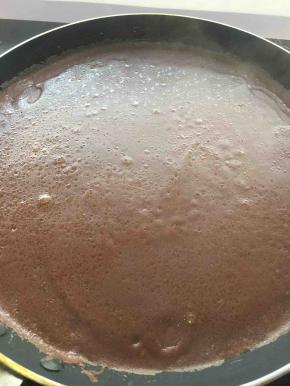 用平底锅摊饼皮