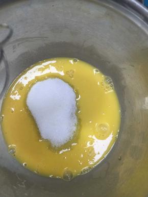 蛋液中加入细砂糖，搅匀