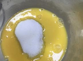 蛋液中加入细砂糖，搅匀